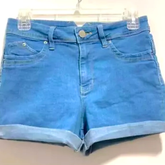 YMI WANNABETTABUTT “LUXE” MEDIUM WASH STRETCH CUFFED SHORTS - 13 - Picture 1 of 9